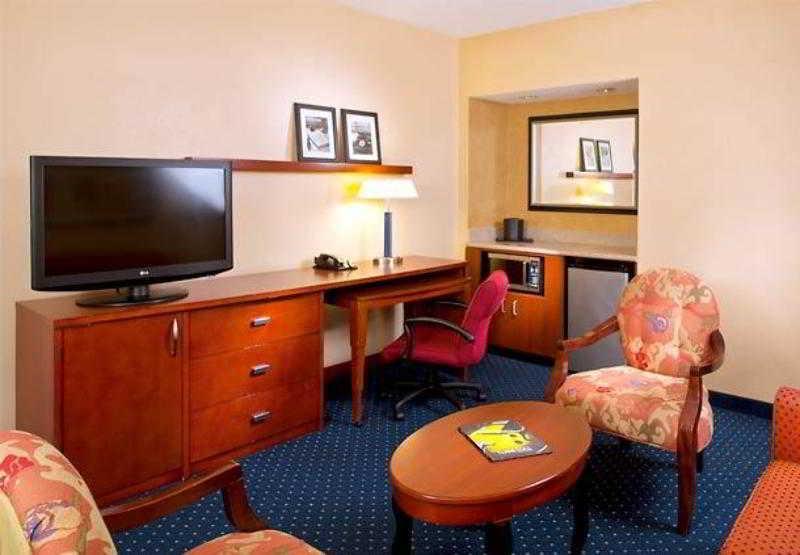 Отель Courtyard By Marriott Memphis Airport Экстерьер фото