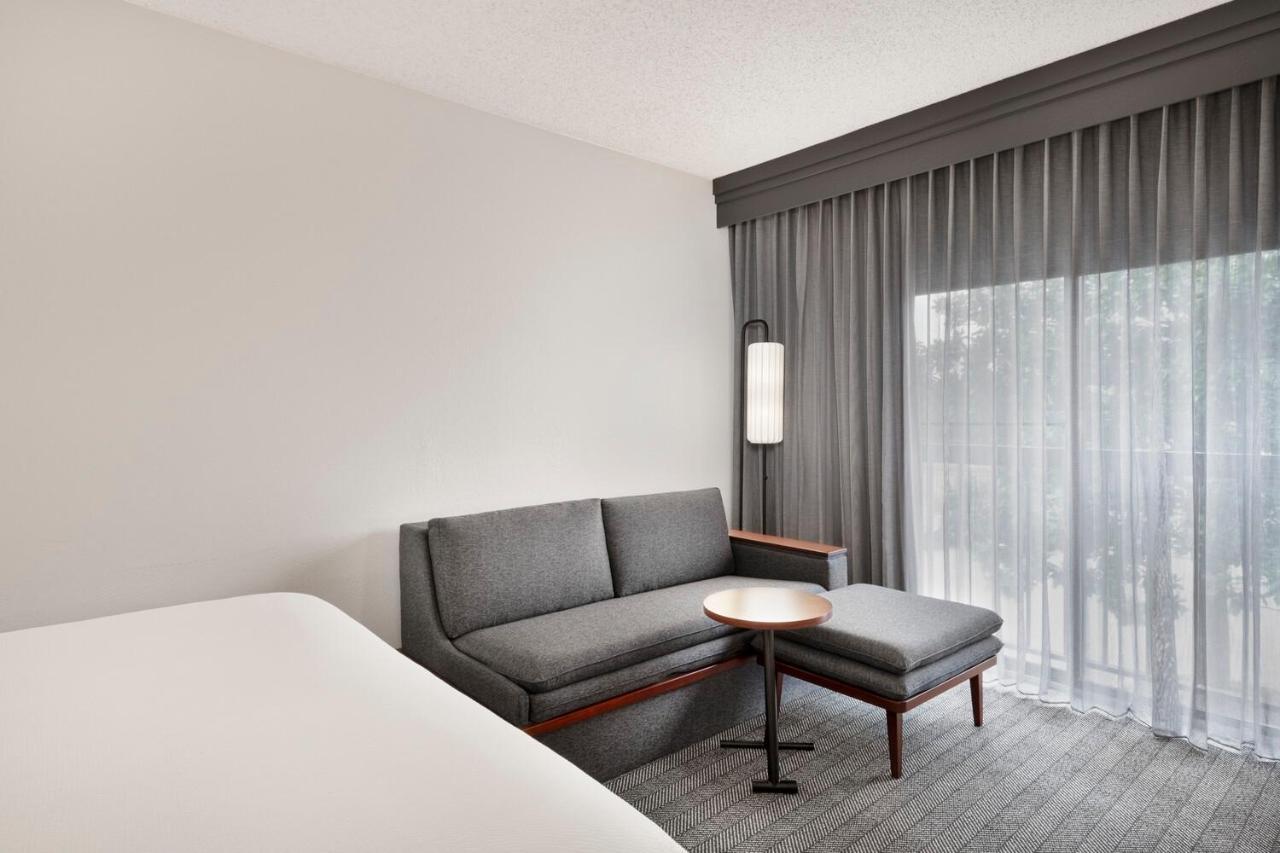 Отель Courtyard By Marriott Memphis Airport Экстерьер фото