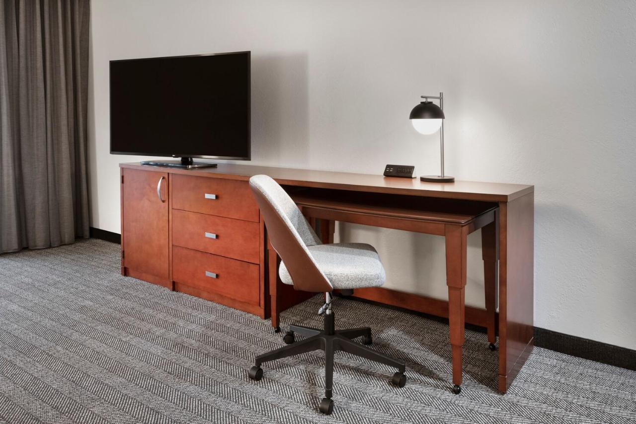 Отель Courtyard By Marriott Memphis Airport Экстерьер фото