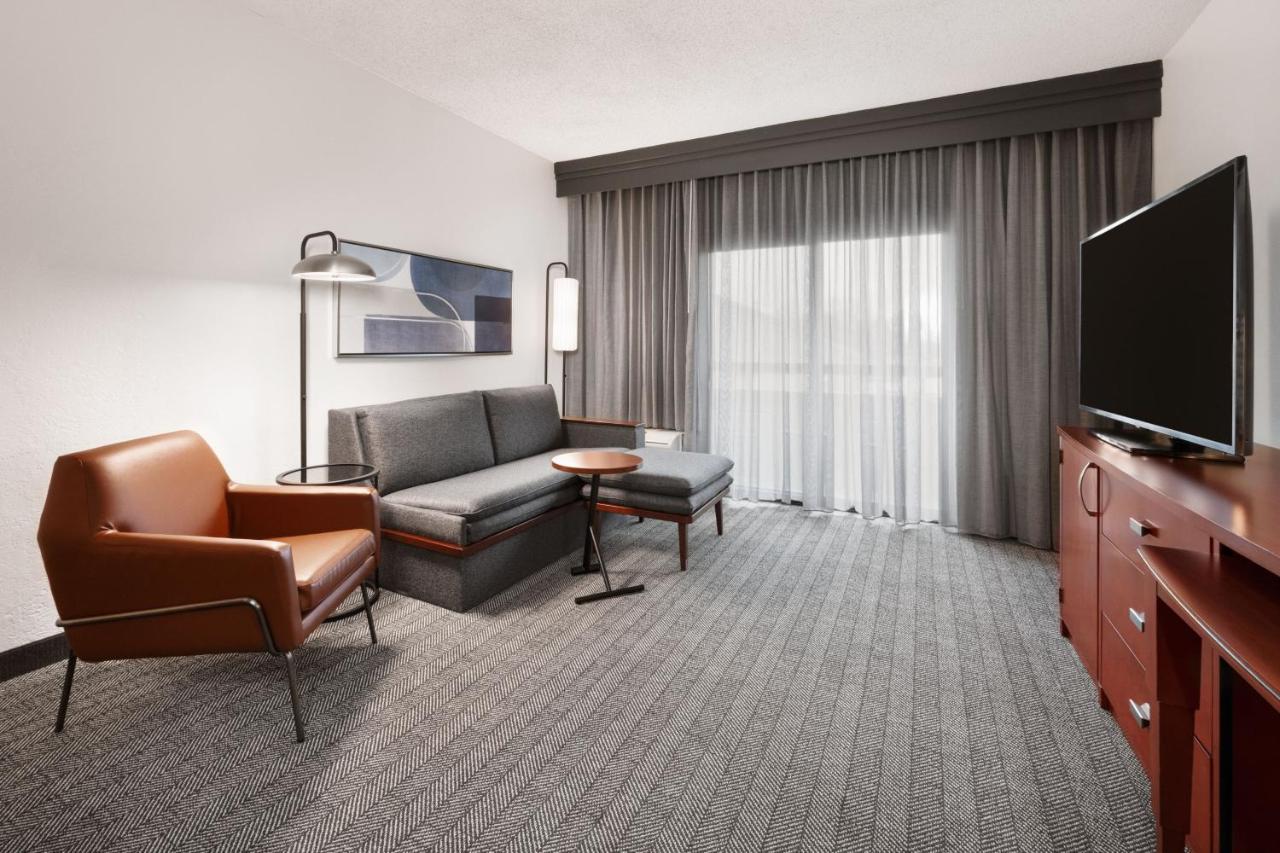 Отель Courtyard By Marriott Memphis Airport Экстерьер фото