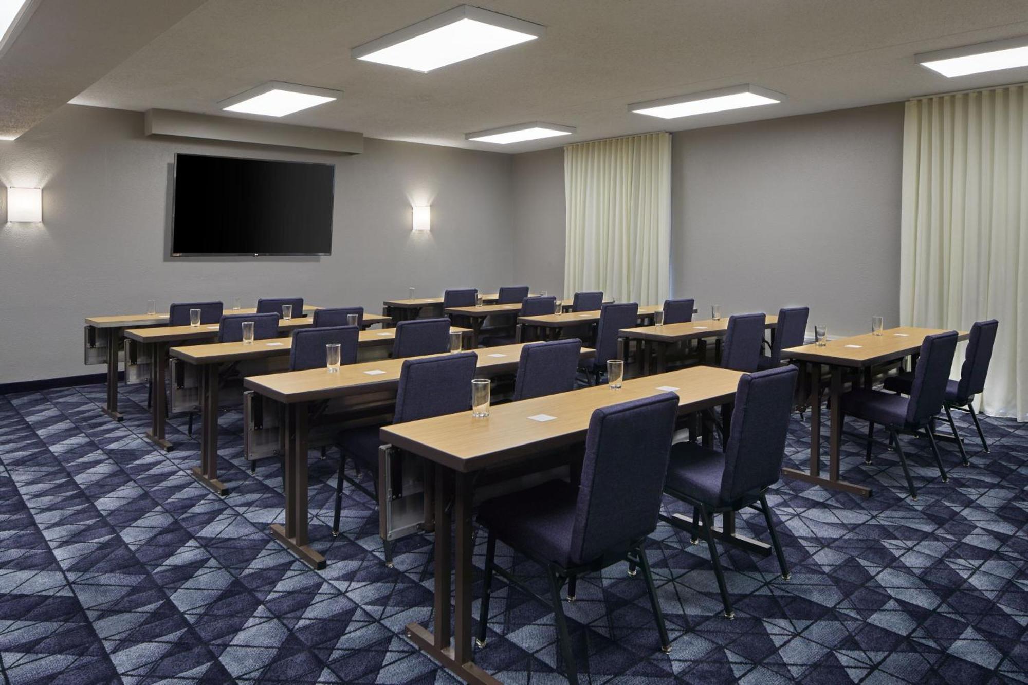 Отель Courtyard By Marriott Memphis Airport Экстерьер фото