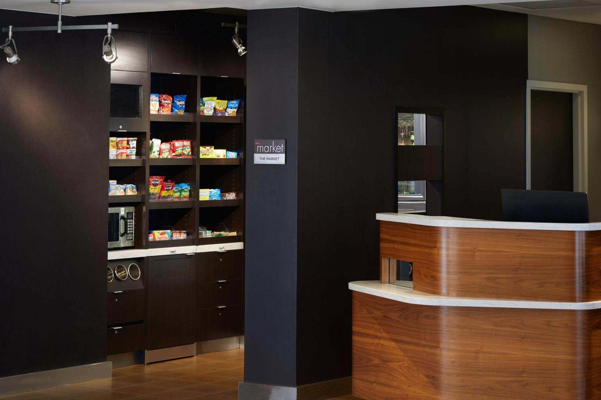 Отель Courtyard By Marriott Memphis Airport Экстерьер фото