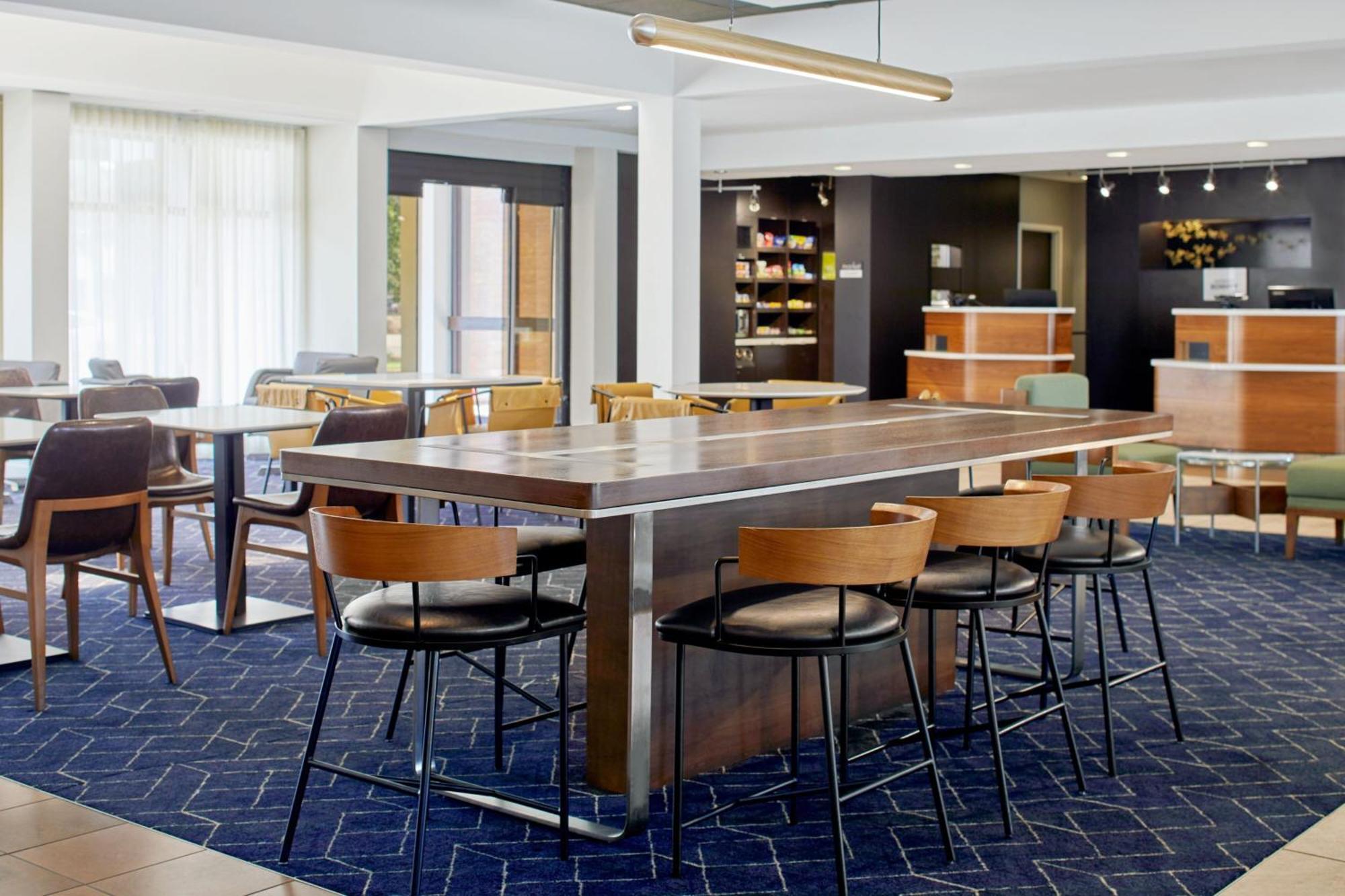 Отель Courtyard By Marriott Memphis Airport Экстерьер фото