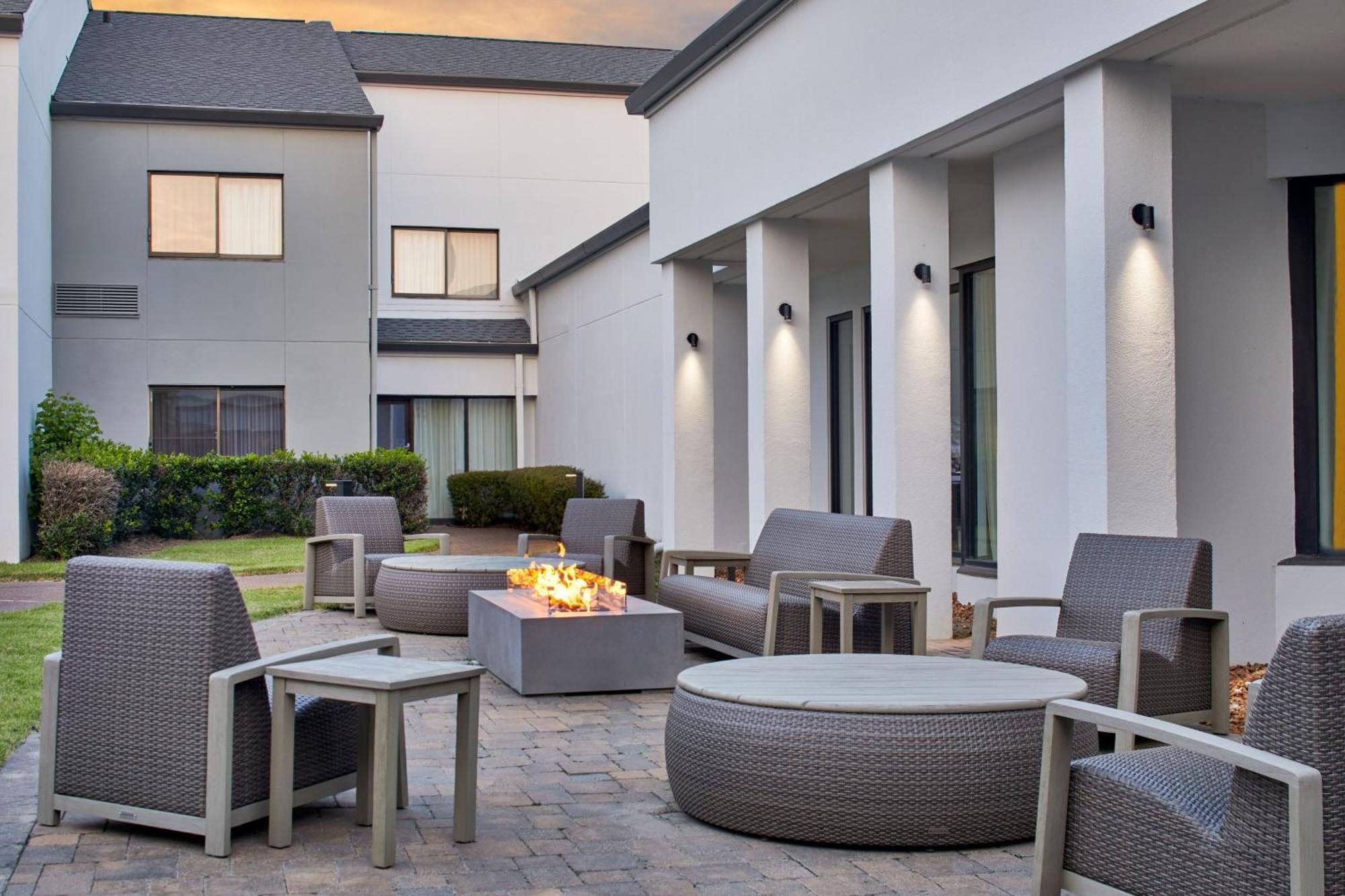 Отель Courtyard By Marriott Memphis Airport Экстерьер фото