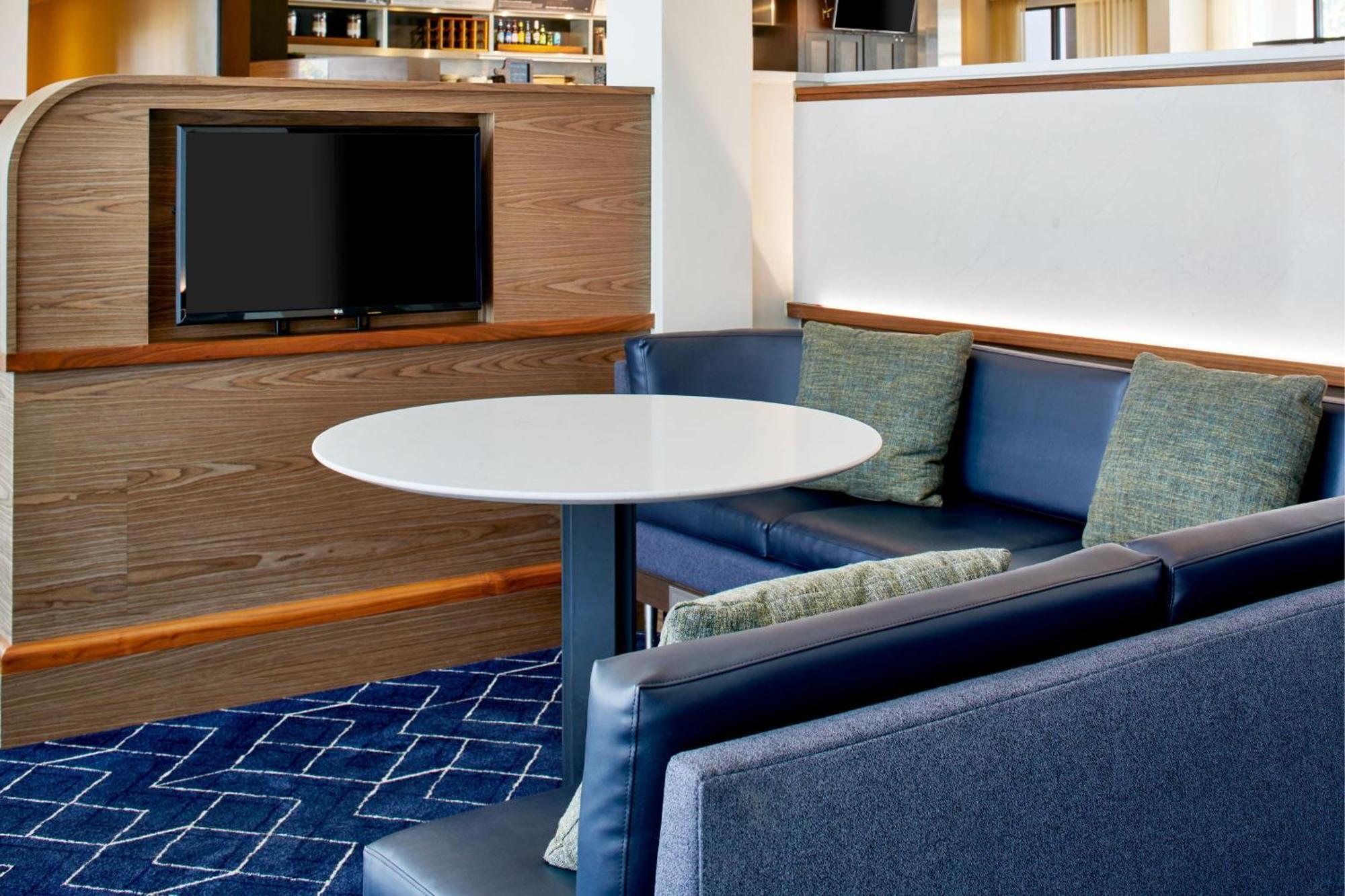 Отель Courtyard By Marriott Memphis Airport Экстерьер фото