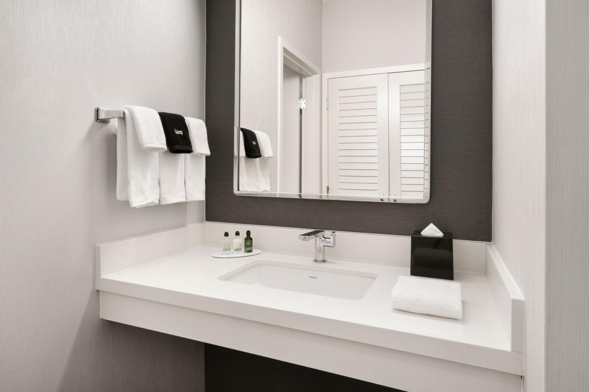 Отель Courtyard By Marriott Memphis Airport Экстерьер фото