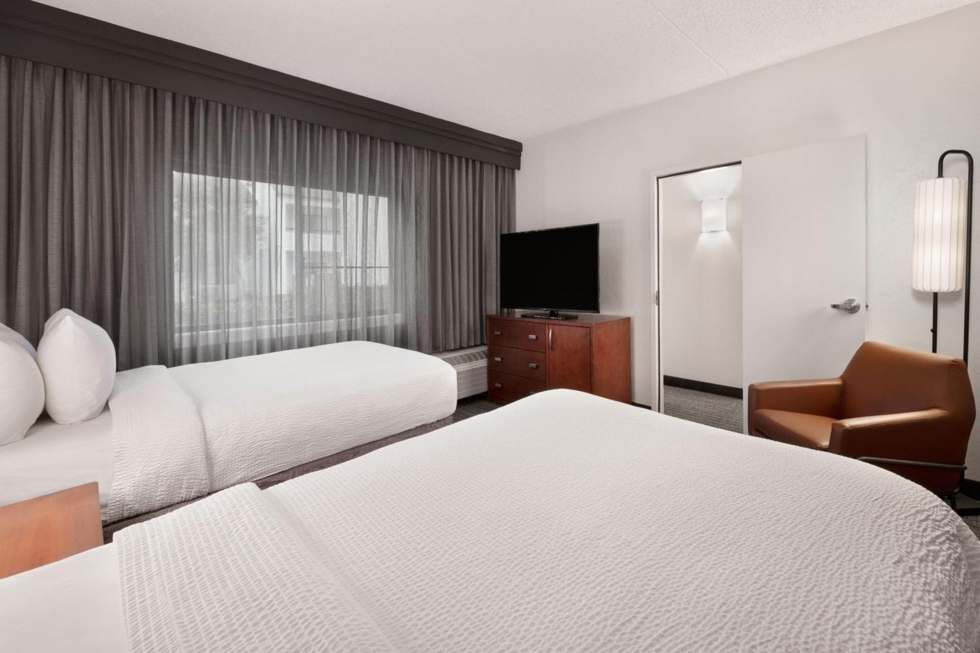 Отель Courtyard By Marriott Memphis Airport Экстерьер фото