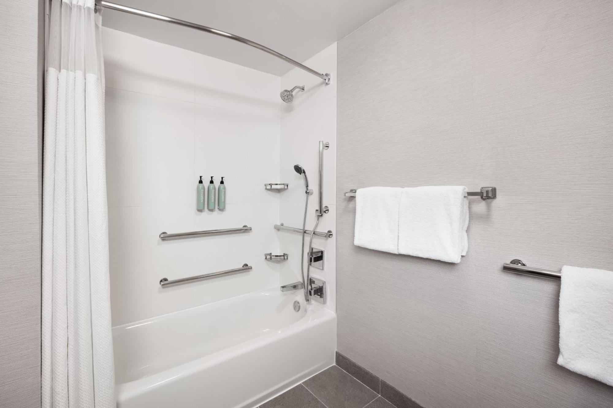Отель Courtyard By Marriott Memphis Airport Экстерьер фото