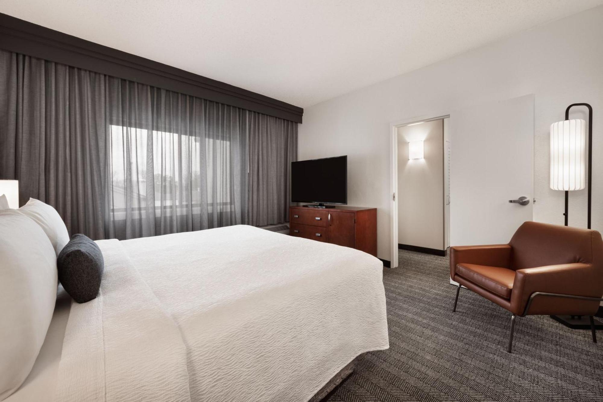 Отель Courtyard By Marriott Memphis Airport Экстерьер фото