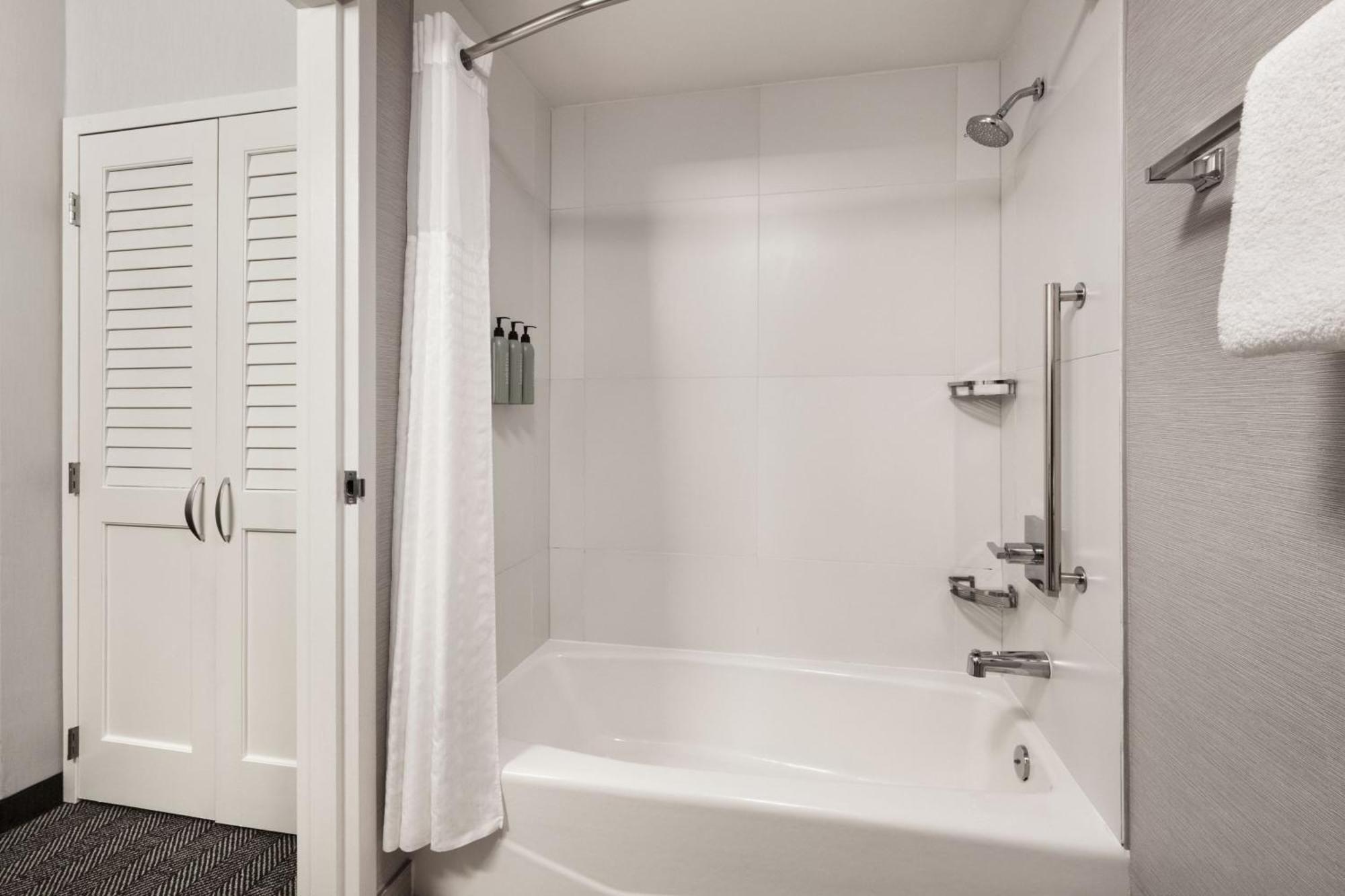 Отель Courtyard By Marriott Memphis Airport Экстерьер фото