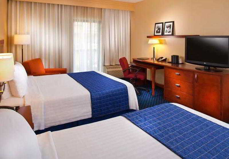 Отель Courtyard By Marriott Memphis Airport Экстерьер фото
