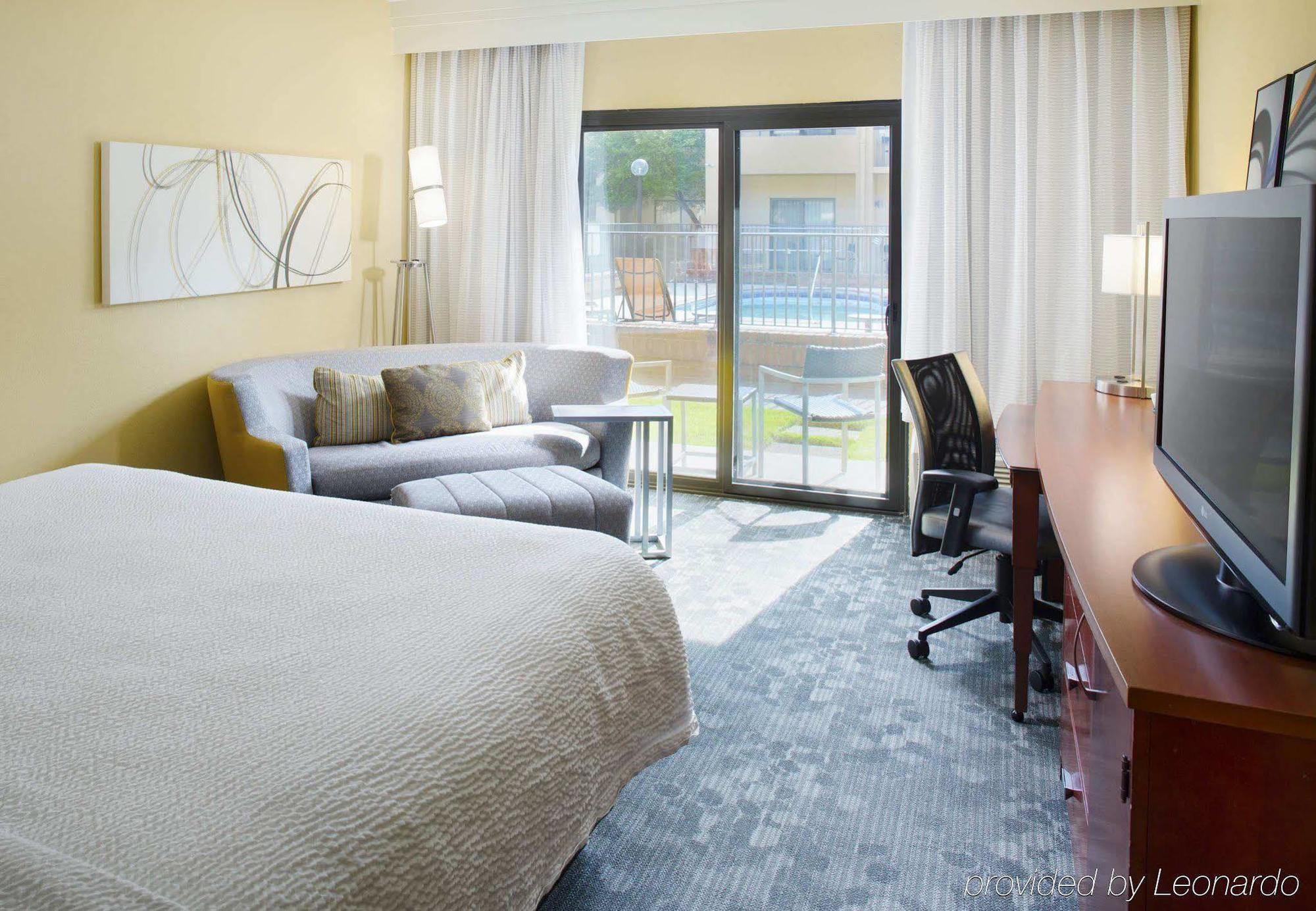 Отель Courtyard By Marriott Memphis Airport Экстерьер фото