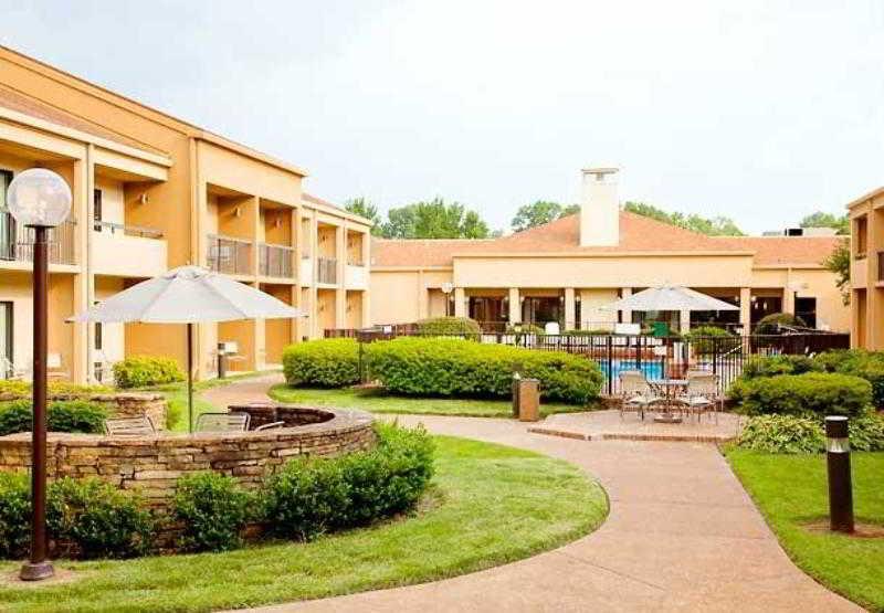 Отель Courtyard By Marriott Memphis Airport Экстерьер фото